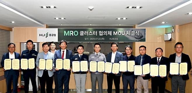 유상철 HJ중공업 대표(왼쪽에서 7번째)가 부산과 경남 조선·기자재업체와 협약을 하고 있다./사진제공=HJ중공업
