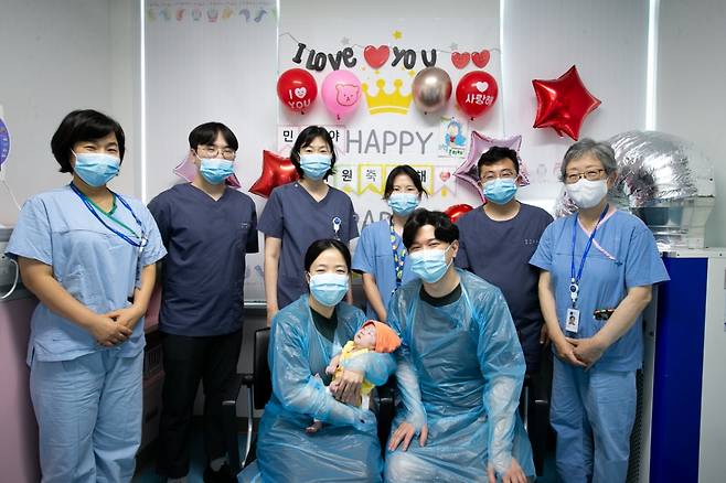출생 당시 체중 550g이었던 초극소 저체중 출생아 한민채 양의 치료를 성공적으로 마친 국민건강보험 일산병원 의료진과 한 양의 부모.   /사진제공=일산병원