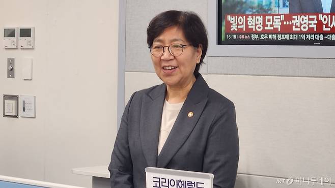 정은경 보건복지부 장관이 22일 취임식 후 정부세종청사 내 복지부 기자실을 방문해 기자들 질문에 대답하고 있다./사진= 박미주 기자