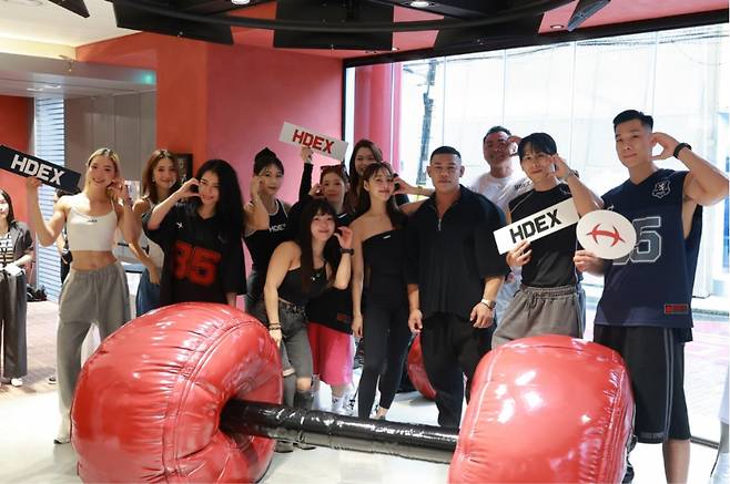 노태그코리아가 운영한 HDEX 프로모션 현장. 넷플릭스 <피지컬: 100> 출연자 김강민·송아름을 포함한 동남아 현지 인플루언서 및 앰버서더들이 참석해 브랜드 프로모션을 진행하고 있다. /사진제공=노태그코리아
