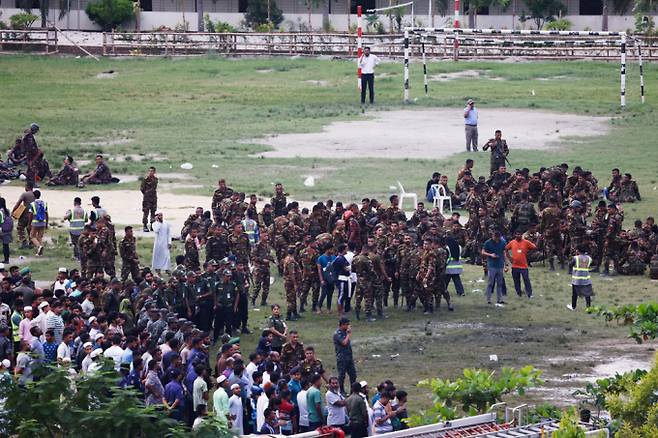 방글라데시에서 공군 훈련기가 이륙직후 기술적 오작동을 일으켜 학교 건물에 추락해 약 200명의 사상자가 발생했다. 사진은 21일(현지시각) 방글라데시 다카의 마일스톤 칼리지 캠퍼스에 공군 훈련기가 추락한 후 보안군이 구내에 집결해 대기하는 모습. /사진=로이터