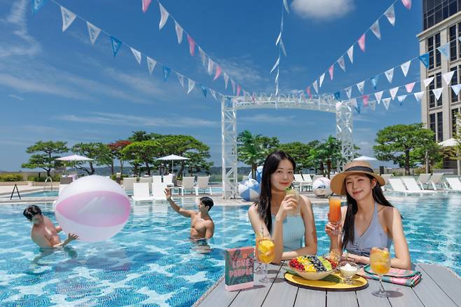 파라다이스시티가 조엘 메슬러와의 협업으로 작품 이미지를 차용한 환경을 연출했다. 아웃도어 풀 모습. /사진=파라다이스시티