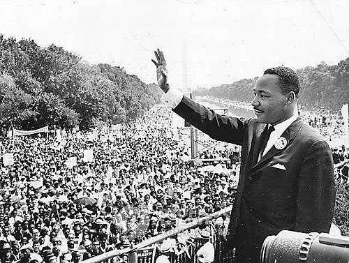 지난 1963년 8월 28일 워싱턴DC 링컨기념관 앞에 모인 군중을 향해 마틴 루서 킹 목사가 손을 흔들고 있다. 연합뉴스