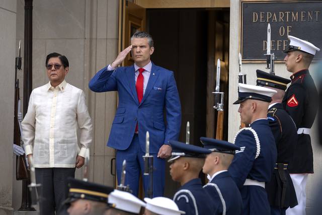 피트 헤그세스(오른쪽) 미국 국방장관이 21일 워싱턴DC 인근 국방부 청사에서 페르디난드 마르코스 주니어 필리핀 대통령의 환영 의장행사에 참석해 경례를 하고 있다.  AP 연합뉴스
