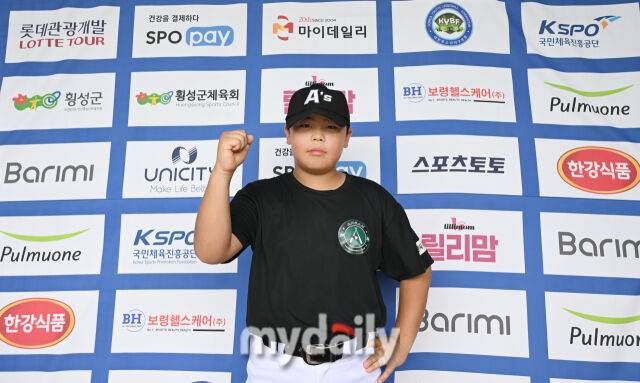 21일 강원도 횡성군 횡성베이스볼파크에서 '2025 제2회 마이데일리배 전국유소년야구대회'가 열렸다. 꿈나무(청룡)리그 (U-11) 안산시와 송파구마인볼의 16강전 경기에서 안산시 우찬희가 3-1로 승리해 승리투수가된 뒤 포즈를 취하고 있다. /횡성베이스볼테마파크=송일섭 기자