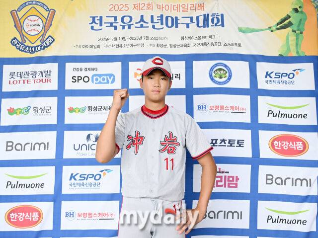 21일 강원도 횡성군 횡성베이스볼파크에서 '2025 제2회 마이데일리배 전국유소년야구대회'가 열렸다. 충암중 변정현 선수가 포즈를 취하고 있다.