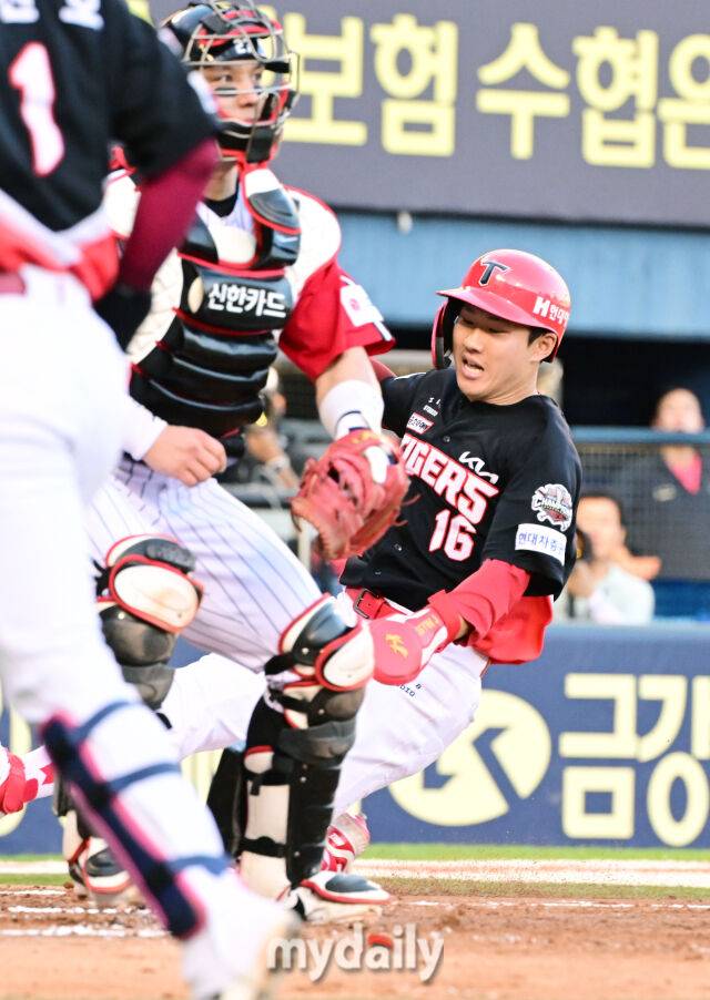 29일 오후 서울 잠실야구장에서 진행된 '2025 프로야구 KBO리그' KIA-LG의 경기. 기아 최원준이 6회말 1사 3루에서 박찬호의 희생플라이에 추가 득점을 하고 있다./마이데일리