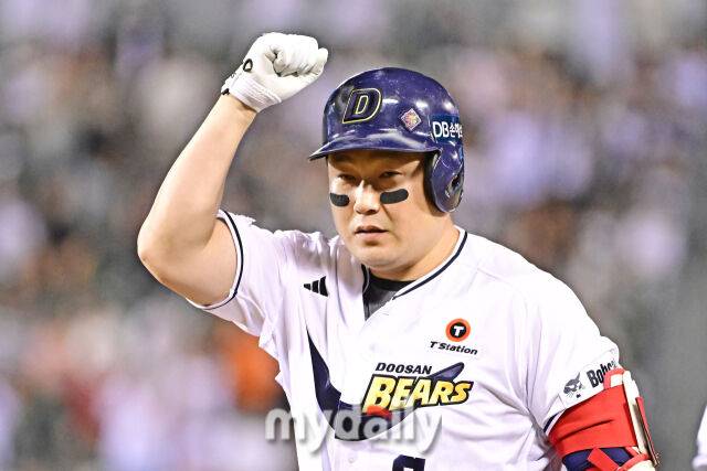 6일 서울 잠실야구장에서 열린 '2025 신한 SOL BANK KBO리그' KT 위즈와 두산 베어스 경기. 두산 양의지가 8회말 무사 1-2루에 1타점 적시타를 친 후 기뻐하고 있다./마이데일리