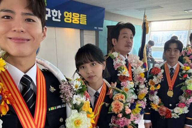 박보검과 출연진들이 마지막 촬영을 기념했다. / 박보검 소셜미디어