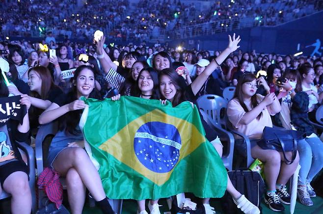 그 먼거리를 날아와 서울 고척돔 한류행사에 참석한 브라질 관광객들[한국관광공사 제공]