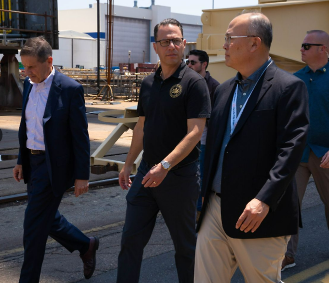 조쉬 샤피로(왼쪽 두번째) 펜실베이니아 주지사 등이 한화 필리조선소를 둘러보고 있다. [필리조선소 링크드인 캡쳐]