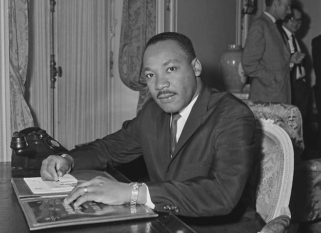 미국 민권운동의 상징인 마틴 루터 킹 주니어(1929 - 1968)가 지난 1964년 9월 영국 런던의 사보이 호텔에서 기자회견을 여는 모습. [게티이미지]