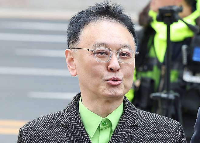 기자회견 중인 권영찬 교수. [연합]