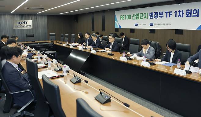 문신학 산업통상자원부 1차관이 지난 16일 서울 중구 대한상공회의소 대회의실에서 열린 제1차 RE100 산업단지 추진 TF 회의를 주재하고 있다. [산업통상자원부 제공]