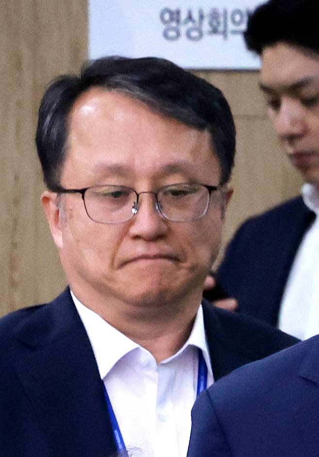대통령실은 비상계엄을 옹호하는 내용의 책을 대선 직전 출간한 것 등으로  논란이 불거지진 강준욱 대통령실 국민통합비서관이 22일 자진 사퇴했다고 강유정 대변인 브리핑을 통해 밝혔다. 사진은 지난 17일 서울 용산 대통령실 청사에서 열린 대통령 수석·보좌관 회의에 참석한 강 비서관. [연합]