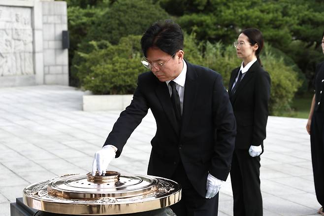 김영훈 고용노동부 장관이 22일 국립서울현충원을 참배하고 있다.  김 장관은 현충원 방명록에 ‘노동 존중’ 의지 담아 “땀의 가치가 존중받는 사회, 모두가 행복하게 일할 수 있는 나라를 만드는 데 혼신의 힘을 다하겠습니다”라고 썼다. [고용노동부 제공]