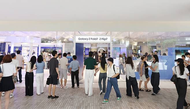 서울 영등포구 더현대 서울에 오픈한 ‘갤럭시 스튜디오’   [삼성전자 제공]