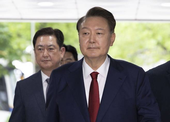 12·3 비상계엄과 관련해 특검의 수사를 받는 윤석열 전 대통령이 9일 서울 서초구 서울중앙지법에서 열린 영장실질심사에 출석하기 위해 법정으로 향하고 있다. [연합]