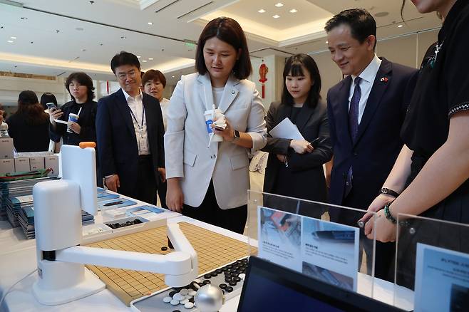 22일 서울 중구 주한 중국대사관에서 열린 오픈데이 행사에서 다이빙 주한 중국대사가 전시물들을 둘러보고 있다. [연합]