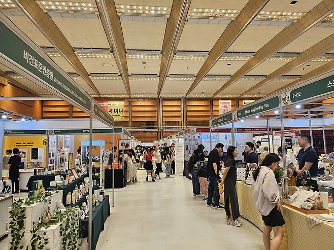 20일 서울 강남구 코엑스에서 열린 ‘코리아비건페어2025’ 전시장이 방문객들로 붐비고 있다. 김광우 기자.