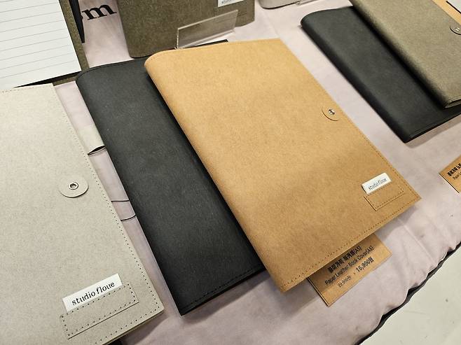 지난 20일 서울 강남구 코엑스에서 열린 ‘코리아비건페어 2025’에 참여한 비건 가죽 업체의 제품이 전시돼 있다. 김광우 기자.