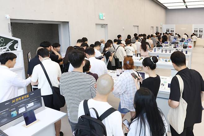 ‘갤럭시Z 폴드7·Z 플립7‘ 사전 개통을 위해 삼성 강남을 방문한 고객 대기 행렬  [사진, 삼성전자]