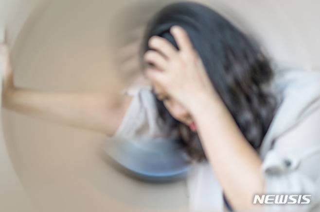 [서울=뉴시스]﻿﻿7월 22일은 '세계 뇌의 날'이다. 두통은 뇌종양의 가장 흔한 증상이지만, 뇌종양은 일반적인 두통과 달리 반복적으로 나타나고 점점 악화되면 특성을 보여 구분할 필요가 있다. (사진= 게티이미지뱅크) 2025.07.22. photo@newsis.com.