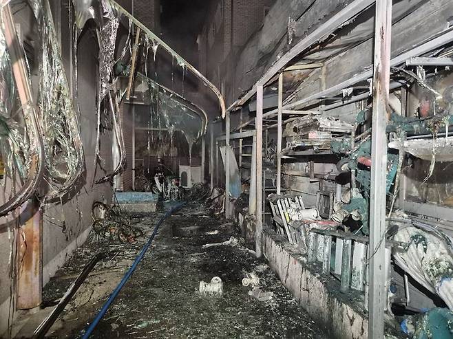 [천안=뉴시스] 지난 21일 오후 10시26분께 충남 천안시 불당동의 한 자전거 판매점에서 불이 나 인근 건물까지 번져 그을림 등의 피해가 발생했다. (사진=천안서북소방서 제공) 2025.07.22. photo@newsis.com *재판매 및 DB 금지