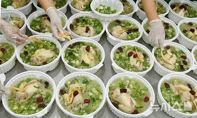 [수원=뉴시스] 김종택 기자 =식품의약품안전처 여름철 식품안전사고 예방을 위해 축산물, 아이스크림 등을 제조·판매하는 업체 4074곳을 점검한 결과, '축산물 위생관리법' 등을 위반한 41곳을 적발했다고 22일 밝혔다. 지난 15일 경기도의 한 지자체에서 관계자들이 삼계탕을 만들어 용기에 담고 있다. (사진은 기사와 관련이 없습니다.) 2025.07.15. jtk@newsis.com