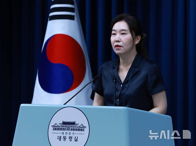 [서울=뉴시스] 고범준 기자 = 강유정 대변인이 22일 서울 용산 대통령실 청사에서 강준욱 대통령실 국민통합비서관 자진사퇴 관련 브리핑을 하고 있다. 2025.07.22. bjko@newsis.com