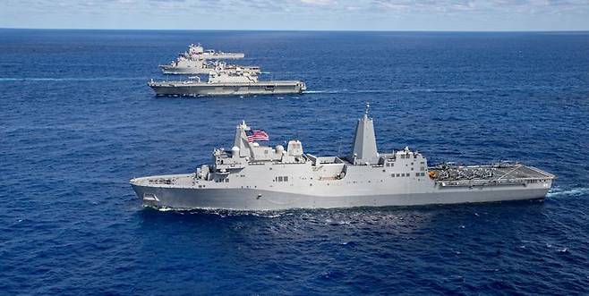 [서울=뉴시스] 지난 20일 해군 마라도함과 미국, 호주 등 다국적군 함정들이 호주 북동부 해상에서 2025 탈리스만 세이버 연합해상훈련을 하고 있다. 사진 앞쪽부터 미국 샌디에고함, 한국 마라도함, 미국 러쉬모어함, 호주 출즈함. (사진=해군 제공) 2025.07.22. photo@newsis.com *재판매 및 DB 금지