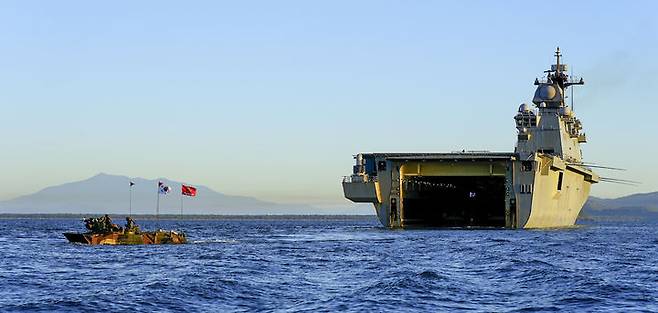 [서울=뉴시스] 지난 16일 해군 마라도함과 해병대 한국형 상륙돌격장갑차(KAAV)가 호주 북동부 해상에서 2025 탈리스만 세이버 연합해상훈련 연습을 하고 있다. (사진=해군 제공) 2025.07.22. photo@newsis.com *재판매 및 DB 금지