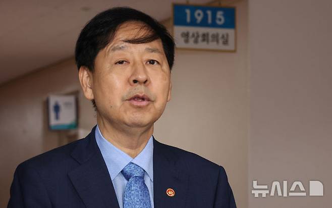 [서울=뉴시스] 김명원 기자 = 구윤철 경제부총리 겸 기획재정부 장관이 22일 오전 서울 종로구 정부서울청사에서 열린 대외경제장관회의를 마친 후 취재진 질문에 답하고 있다. 2025.07.22. kmx1105@newsis.com