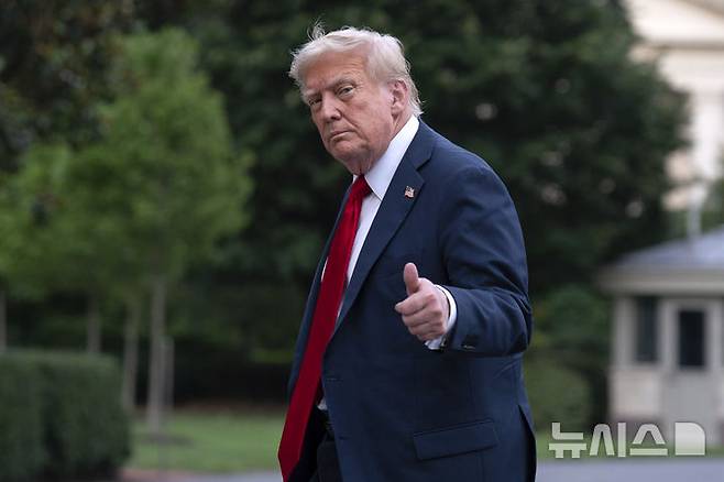 [워싱턴=AP/뉴시스] CNBC에 따르면 트럼프 미디어앤테크놀로지그룹은 21일(현지 시간) 자사 보유 자산 중 약 20억 달러(약 2조7714억원) 규모가 비트코인 등 암호화폐 자산이라고 밝혔다. 사진은 도널드 트럼프 미국 대통령이 지난 13일(현지 시간) 워싱턴 백악관에 도착해 걸어가던 중 취재진을 향해 엄지를 들어 올리고 있다. 2025.07.22.