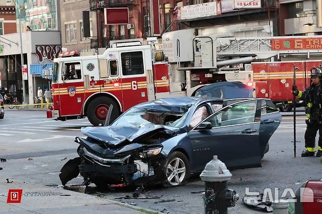 [서울=뉴시스]지난 19일 맨해튼에서 발생한 교통사고 차량. (사진=뉴욕포스트). 2025.7.20