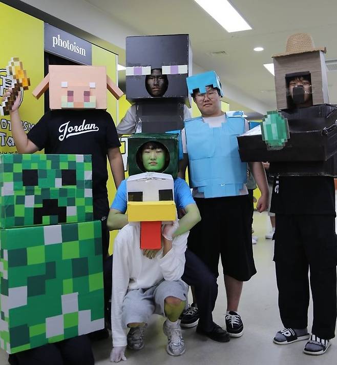 [의정부=뉴시스] 의정부고등학교 학생자치회가 공개한 졸업사진. 오픈월드 형식의 게임 '마인크래프트' 캐릭터 등을 표현한 모습. (사진=의정부고 학생자치회 인스타그램 제공). 2025.07.22. photo@newsis.com  *재판매 및 DB 금지