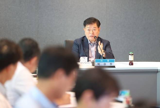 [광명=뉴시스] 박승원 광명시장이 22일 시청 컨퍼런스룸에서 열린 '광명권 광역도시철도망 기본구상 연구용역' 중간보고회를 주재하고 있다.(사진=광명시 제공)2025.07.22.photo@newsis.com *재판매 및 DB 금지