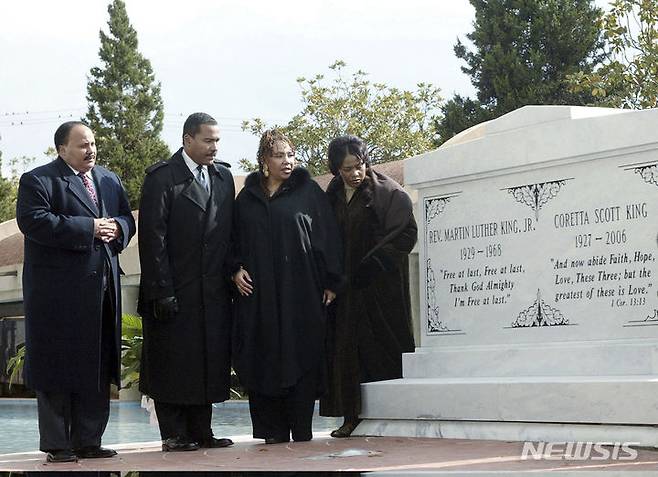 [애틀랜타( 미 조지아주)=AP/뉴시스] 2006년 건립된 마틴 루터 킹 주니어 목사 부부의 새 묘지판 앞에선 자녀들. 왼쪽부터 마틴 루서 킹 주니어 3세 , 덱스터 킹, 욜란다 킹, 버니스 킹.  2025.07.22.