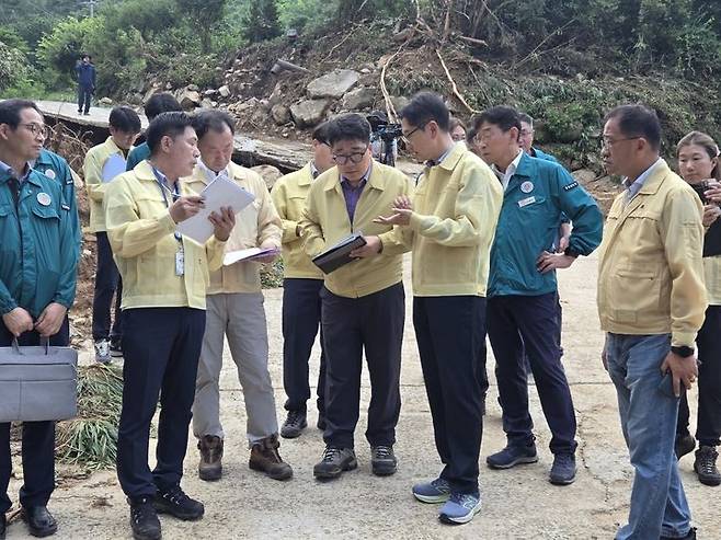 [산청=뉴시스] 서희원 기자= 22일 김경수 지방시대위원장이 경남 산청군 내리마을을 방문하여 호우피해 현장을 둘러보고 있다. 2025. 07. 22. shw1881@newsis.com *재판매 및 DB 금지