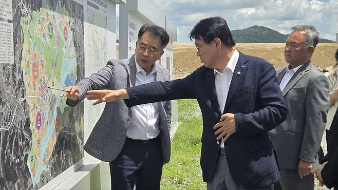 [세종=뉴시스] 송승화 기자 = 최형욱 행복청 국장으로 부터 설명 듣는 (오른쪽)황운하 조국혁신당 국회의원. 2025.07.22. ssong1007@newsis.com *재판매 및 DB 금지
