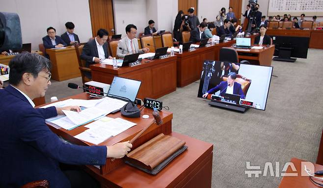 [서울=뉴시스] 김금보 기자 = 이춘석 국회 법제사법위원회 위원장이 22일 서울 여의도 국회에서 열린 법제사법위원회 전체회의에서 의사봉을 두드리고 있다. 2025.07.22. kgb@newsis.com