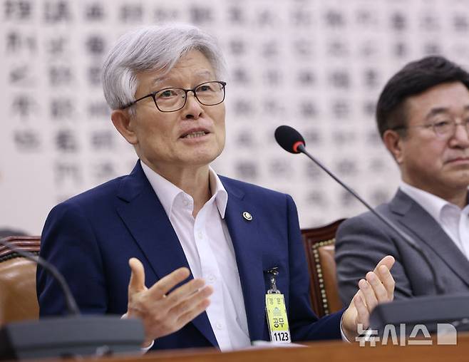 [서울=뉴시스] 김명년 기자 = 최동석 인사혁신처장이 22일 오후 서울 여의도 국회에서 열린 법제사법위원회 전체회의에서 의원 질문에 답변하고 있다. 2025.07.22. kmn@newsis.com