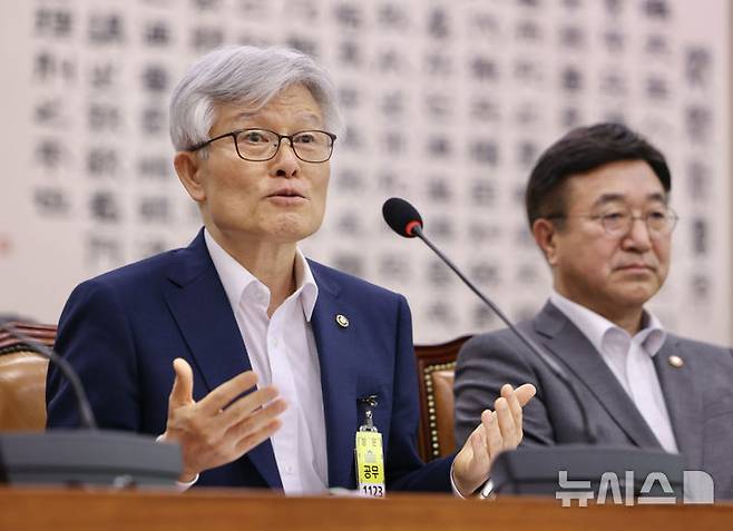 [서울=뉴시스] 김명년 기자 = 최동석 인사혁신처장이 22일 오후 서울 여의도 국회에서 열린 법제사법위원회 전체회의에서 의원 질문에 답변하고 있다. 2025.07.22. kmn@newsis.com