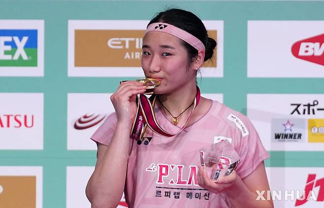 [도쿄=신화/뉴시스] 안세영(1위)이 20일 일본 도쿄 메트로폴리탄 체육관에서 열린 2025 세계배드민턴연맹(BWF) 월드 투어 슈퍼 750 일본오픈 여자 단식 정상에 올라 시상대에서 금메달에 입 맞추고 있다. 안세영은 결승에서 왕즈이(2위·중국)을 42분 만에 2-0(21-12 21-10)으로 꺾고 2년 만에 정상에 복귀하며 올 시즌 6승째를 올렸다. 2025.07.20.