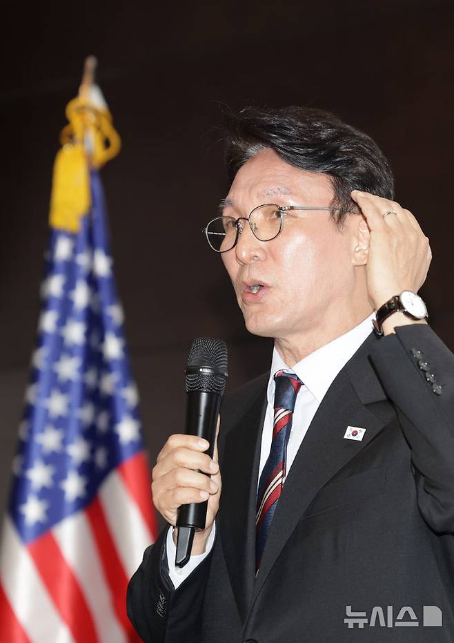 [서울=뉴시스] 청사사진기자단 = 김민석 국무총리가 22일 오후 서울 영등포구 콘래드서울 호텔에서 열린 주한미국상공회의소 (AMCHAN KOREA) 세미나에 참석해 기조연설을 하고 있다. 2025.07.22. photo@newsis.com