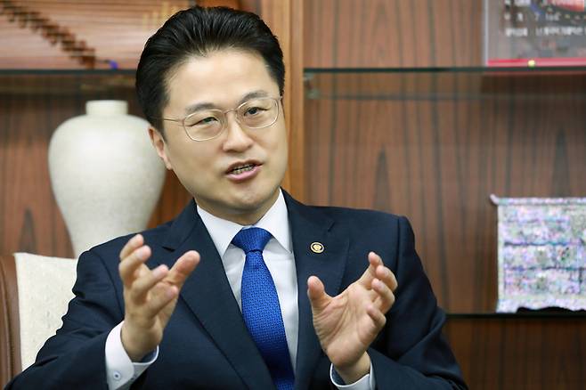 [대전=뉴시스] 뉴시스와 인터뷰 중인 김정우 조달청장. *재판매 및 DB 금지