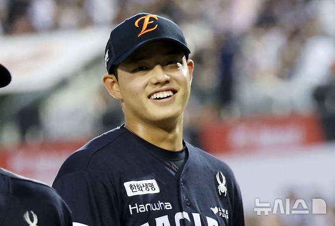 [서울=뉴시스] 홍효식 기자 = 22일 서울 송파구 잠실야구장에서 열린 2025 KBO리그 한화 이글스와 두산 베어스의 경기, 5회말 무실점으로 수비를 마친 한화 선발 문동주가 더그아웃으로 향하고 있다. 2025.07.22. yesphoto@newsis.com