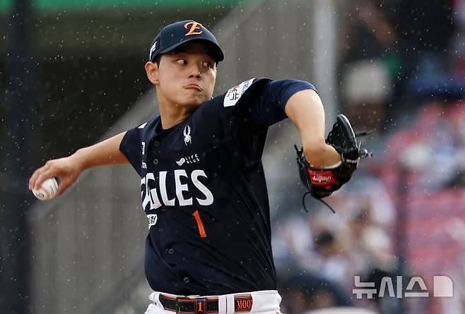 [서울=뉴시스] 홍효식 기자 = 22일 서울 송파구 잠실야구장에서 열린 2025 KBO리그 한화 이글스와 두산 베어스의 경기, 한화 선발투수 문동주가 공을 던지고 있다. 2025.07.22. yesphoto@newsis.com