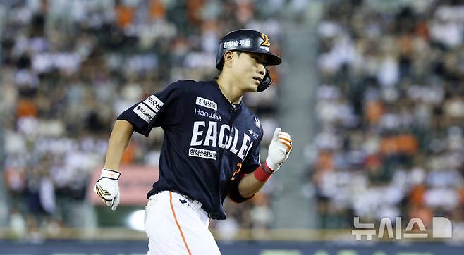 [서울=뉴시스] 홍효식 기자 = 22일 서울 송파구 잠실야구장에서 열린 2025 KBO리그 한화 이글스와 두산 베어스의 경기, 9회초 2사 한화 심우준이 솔로포를 날린 뒤 그라운드를 돌고 있다. 2025.07.22. yesphoto@newsis.com