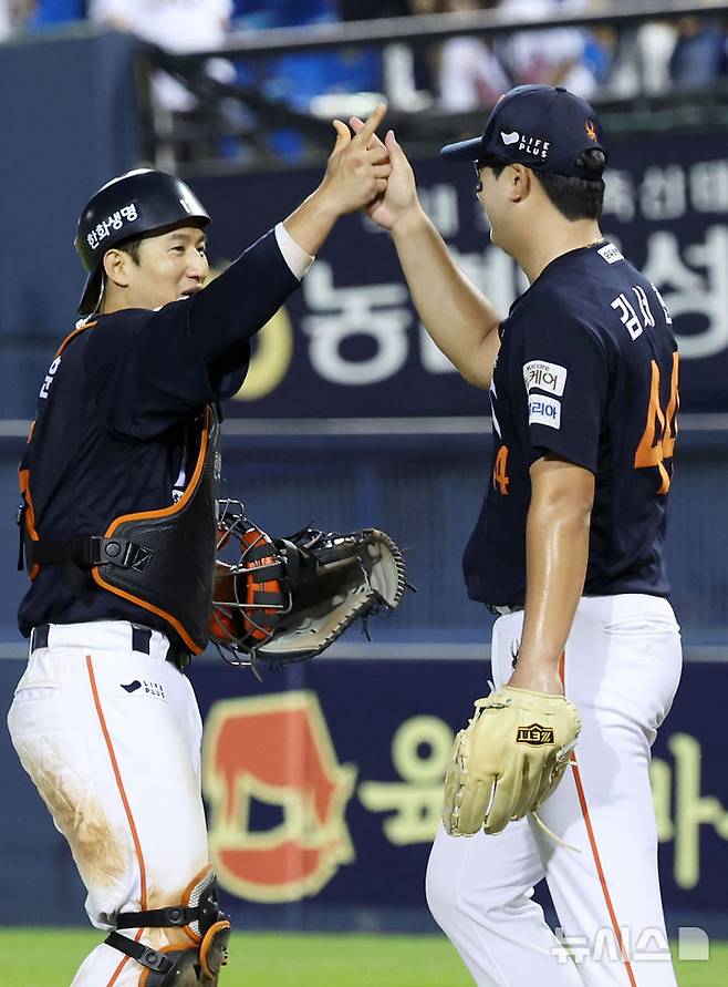[서울=뉴시스] 홍효식 기자 = 22일 서울 송파구 잠실야구장에서 열린 2025 KBO리그 한화 이글스와 두산 베어스의 경기, 2-1로 승리한 마무리 투수 김서현과 포수 최재훈이 기뻐하고 있다.이번 승리로 한화는 단일 시즌 두 번째 10연승을 달성하며, 구단 최초 기록을 세웠다. 2025.07.22. yesphoto@newsis.com